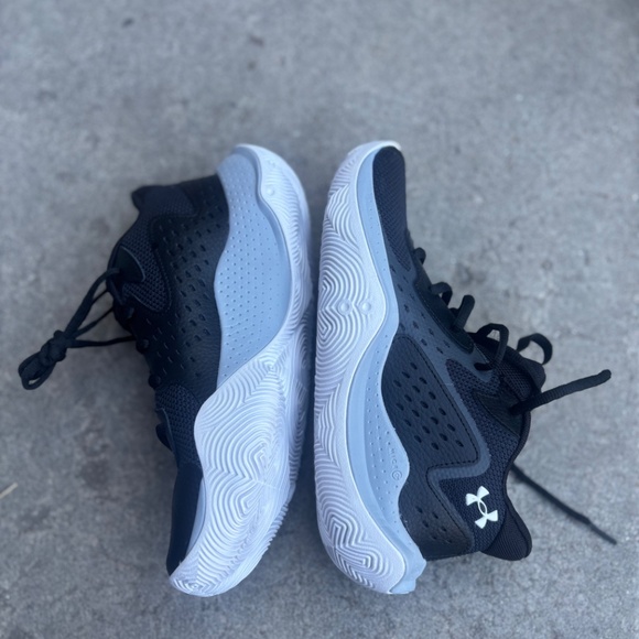 NWOT Under armour  7Y kids running shoes - Picture 5 of 6